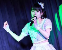 今年６月、東京・秋葉原のイベントで熱唱した佐藤汐。「セツナ系ロックアイドル」と称されている