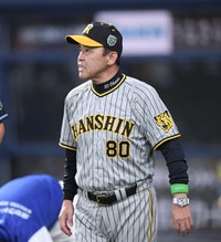 日本シリーズで選手交代を告げる岡田彰布監督