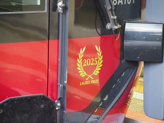 8A系第一編成先頭車に「ローレル賞」のステッカーが貼られた