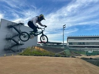 ジャンプの練習をする小島さん（大阪府岸和田市）＝家族提供