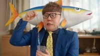 HIKAKINが出演する「魚ギョッと釣りグミ」新TVCM「ゲームオーバー」篇より