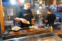 「長浜のひろし」店主の井上さん。おすすめは「レタスまき」「明太だしまき」など