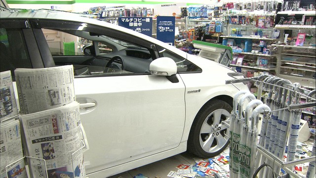 コンビニに車突っ込み客が軽いけが　香川・高松市