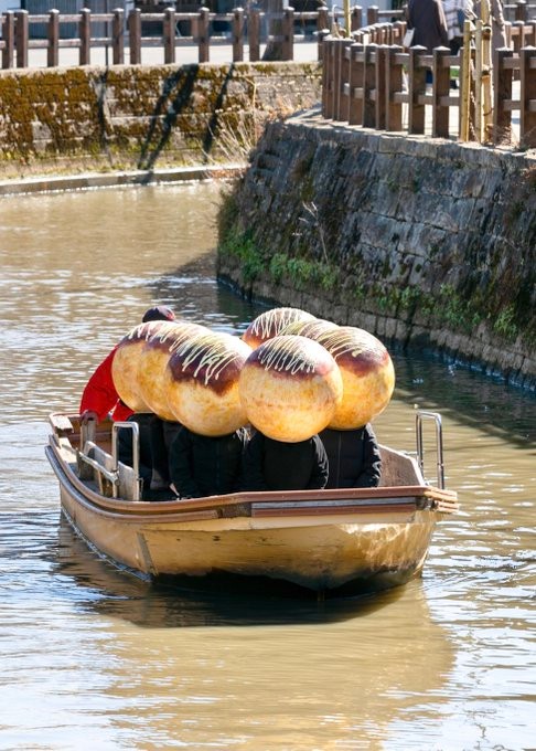巨大たこ焼きが川に流れてきた…！？ 驚きの光景に「この発想はなかっ