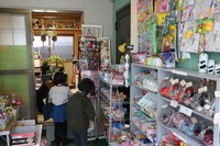 ガレージに所狭しと並んだ駄菓子。懐かしいものから人気のくじ付きなど豊富な品ぞろえで、選ぶ時間も子どもたちの楽しみとなっている（京都市上京区）