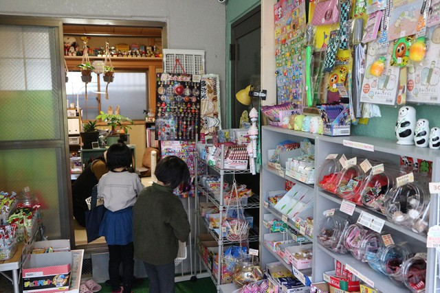 ガレージに所狭しと並んだ駄菓子。懐かしいものから人気のくじ付きなど豊富な品ぞろえで、選ぶ時間も子どもたちの楽しみとなっている（京都市上京区）