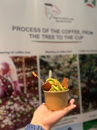 小さな出店国家が集まる「コモンズA」では、ブルンジ共和国のカヌレパフェを購入！今回、1、2を争う美味しさだったといいます。