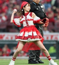 始球式を務めた藤本冬香＝2026年4月