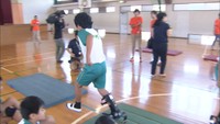 障害への理解を深めよう　小学生がスポーツ義足を装着し歩行体験　高松市