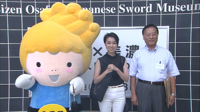 備前長船刀剣博物館の来場者　記念すべき100万人目「刀剣女子」へ小刀が贈られる　岡山・瀬戸内市
