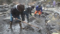 真庭市の湯原温泉　年末恒例「砂湯の大掃除」　岡山