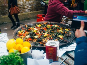 留学生との飲み会、ホットドッグを早食いする女性…「自分と違うもの」が人生の幅を広げた