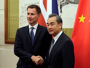 「妻は日本人で……」痛恨の言い間違えを包んだ笑いの力　広報外交の専門家が見ると