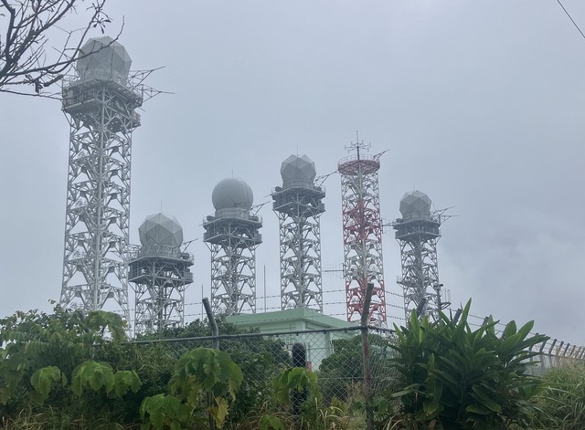 遠くからでも見える自衛隊基地のレーダー施設