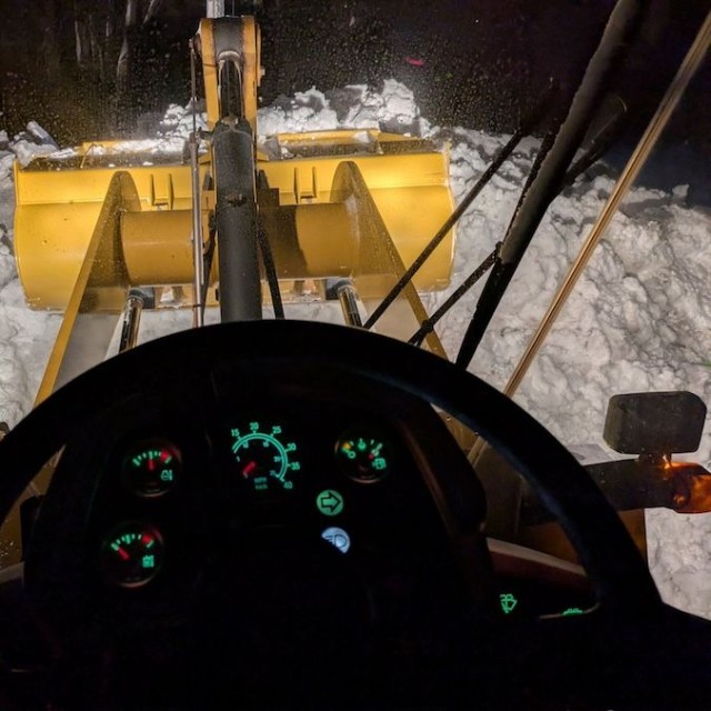 「雪の苦労を知っていれば真夜中の除雪ですらありがたくて申し訳ない」「子どもの頃、除雪車が轟音を立てて雪をかきながら姿を現したら大喜びした」というコメントも（画像提供：雪国の外構屋Kさん）