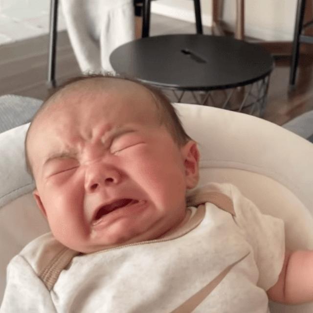 泣き出してしまうぜん君に戸惑うりんたろう君（提供：@___zenworldさん）
