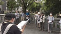 「田町橋」周辺の空襲被害の解説に耳を傾ける参加者