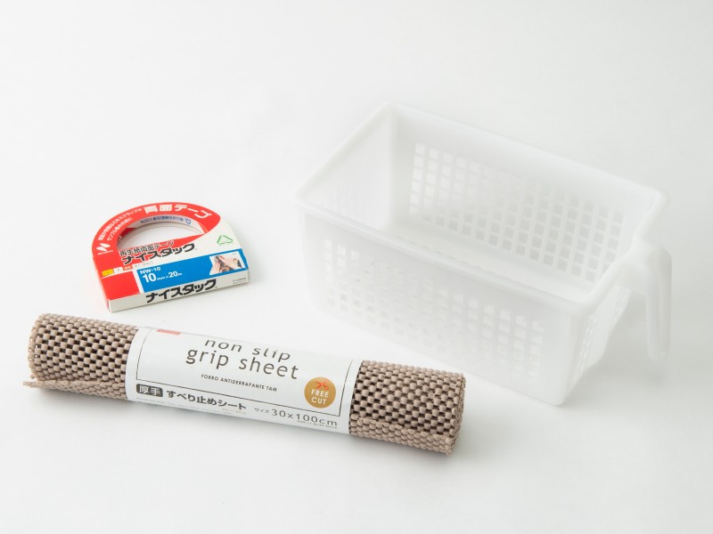 100均で売っている滑り止めシートと取っ手付きのプラスチックケース、両面テープで揺れに強い食器収納ケースが作れます（扶桑社提供）