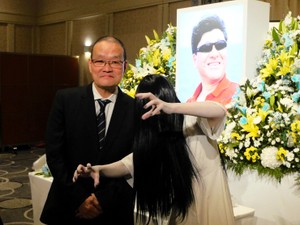 鈴木光司さんをしのぶ会　ホラー小説の帝王、先を見据えていた　