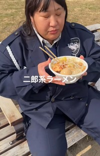 ランチは、二郎系ラーメン！？（「部下が110kg女子」さん提供、Instagramよりキャプチャ撮影）