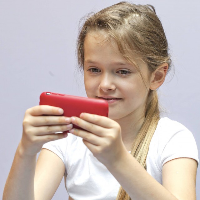 13歳未満でのスマホ使用、メンタルヘルスに悪影響の可能性!?