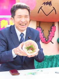 試食会で笑顔を見せる新妻復興副大臣