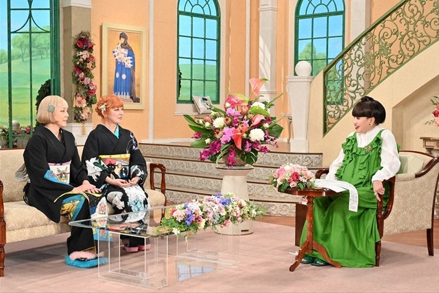 黒柳徹子さん（右）とトークを展開するPUFFYの2人