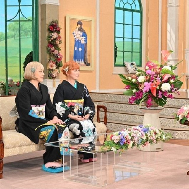 黒柳徹子さん（右）とトークを展開するPUFFYの2人