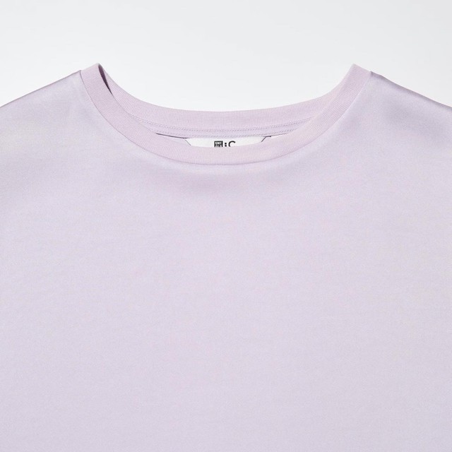 Tシャツのようなシルエットと襟ぐりで、カジュアルに着こなせる（提供画像）