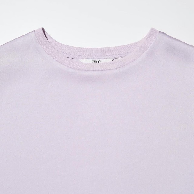 Tシャツのようなシルエットと襟ぐりで、カジュアルに着こなせる（提供画像）