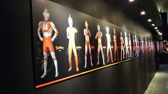 入場すると初代（左端）から歴代のウルトラマンがお出迎えしてくれる
