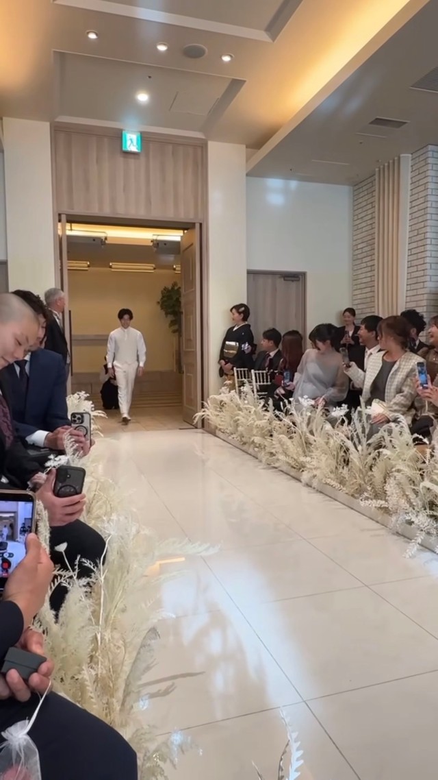 扉が開き、新郎が姿を現した瞬間／たくまさん（@oya_taku0714）提供