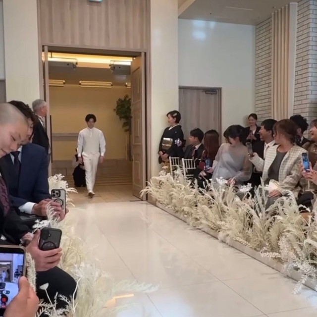 扉が開き、新郎が姿を現した瞬間／たくまさん（@oya_taku0714）提供