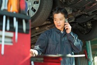 客からの問い合わせに対応する整備士　※画像はイメージです（One/stock.adobe.com）
