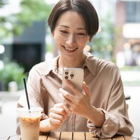 カフェでリラックスする女性　※画像はイメージです（aijiro/stock.adobe.com）