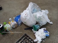 8月3日投稿された、知床財団の方が回収した「ウトロから斜里市街に至る国道にポイ捨てされていたゴミ」。野生動物にとってポイ捨ては餌付けと変わらない行為だという（画像提供：公益財団法人 知床財団）