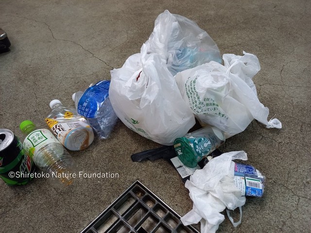 8月3日投稿された、知床財団の方が回収した「ウトロから斜里市街に至る国道にポイ捨てされていたゴミ」。野生動物にとってポイ捨ては餌付けと変わらない行為だという（画像提供：公益財団法人 知床財団）