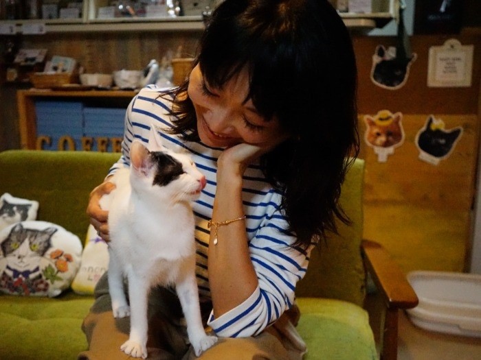 優しく雪見を見つめる矢沢さん