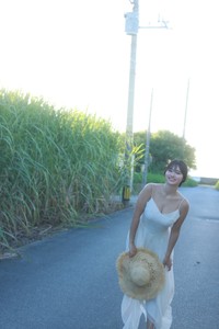 豊島心桜 デジタル写真集「夏、ごちそうさま。」(ワニブックス)より＝撮影・中山雅文