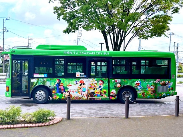 川崎市交通局市バスが運行する藤子・F・不二雄ミュージアムまでの直行バス（画像提供：矢野トシノリさん）