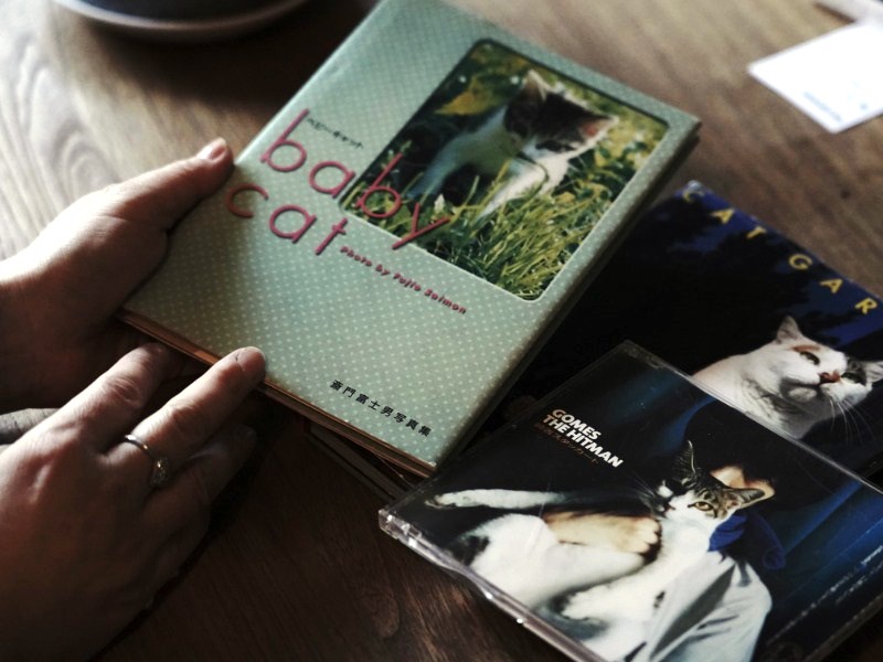 ポチとの出会うきっかけになった懐かしい写真集（左）