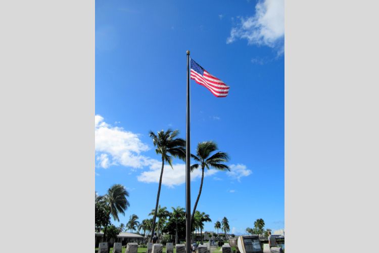 真珠湾の青空にはためく星条旗＞=2025年10月、ハワイ