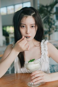 「中野恵那写真集　LAVENDER」先行公開カット（撮影：三瓶康友、主婦と生活社）