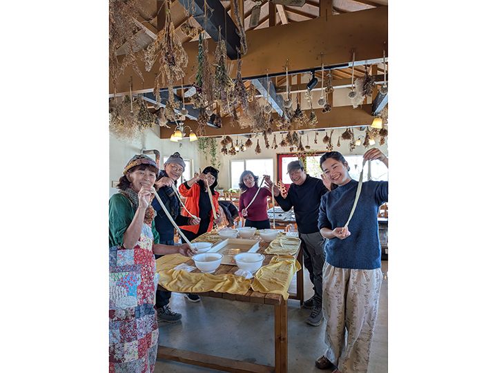 ハートンツリー（北海道鶴居村）は酪農の応援団。チーズづくりなど、生産者の営みに触れる体験メニューも人気を集めている