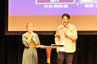 司会進行を務めた映画プロデューサーの木谷真規（左）とJOY
