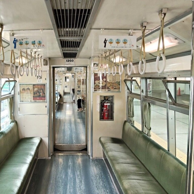首都圏では貴重な非冷房車両だ