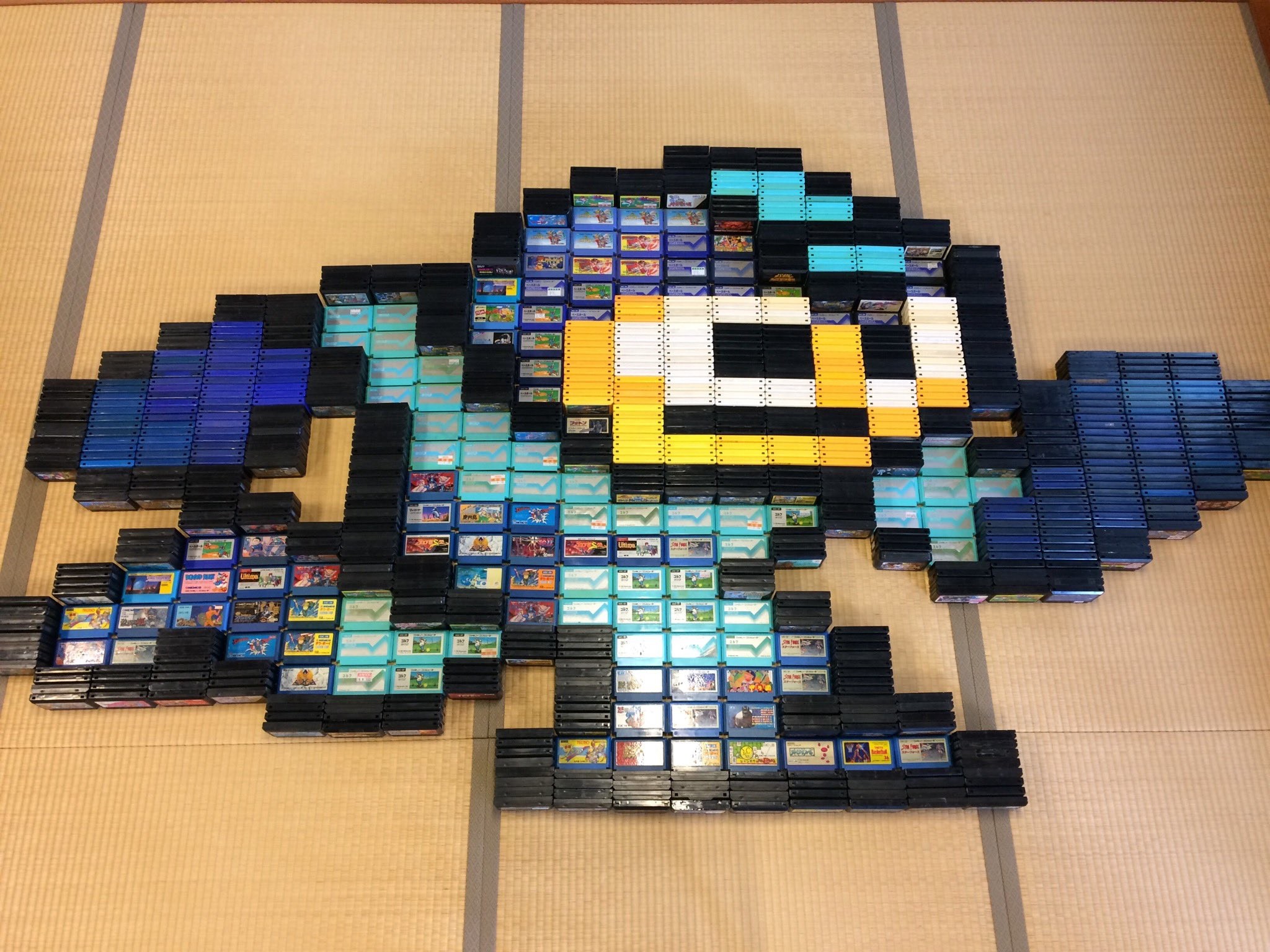 ファミコン4256本」で巨大モザイクアート 制作時間7時間、ギネス