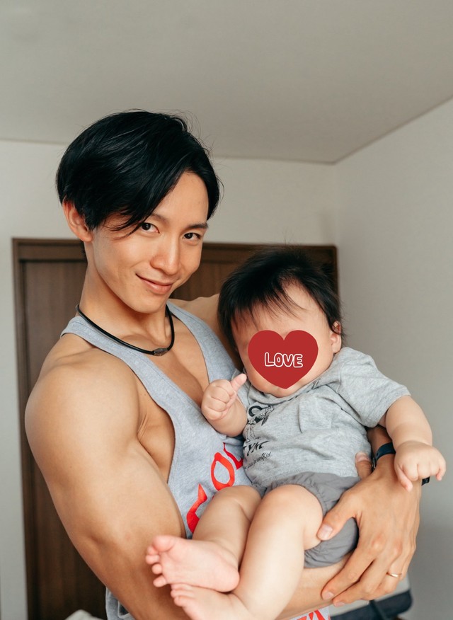 生後5カ月・＋5kgになった息子を、引き締まった筋肉質の腕で抱き上げる夫。5カ月間で－12kgを達成/のんぴさん（@sakeyakuzaneko）提供