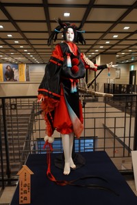 すらりと脚が伸びた「刀剣男士 小烏丸」の文楽人形