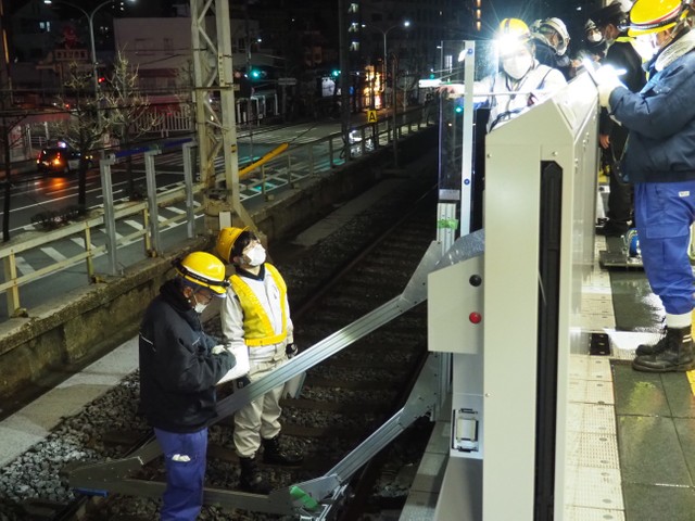 通称「定規」と呼ばれる測定器具で、ホーム柵が電車に接触することがないか確認しています